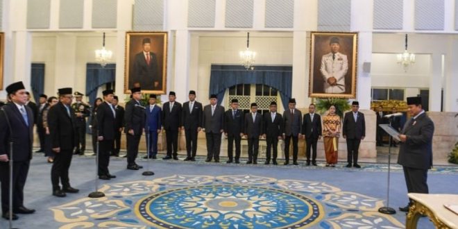 Prabowo Resmi Berhentikan 4 Pejabat, Konsultan Politik Hasan Nasbi Terlempar dari Istana!